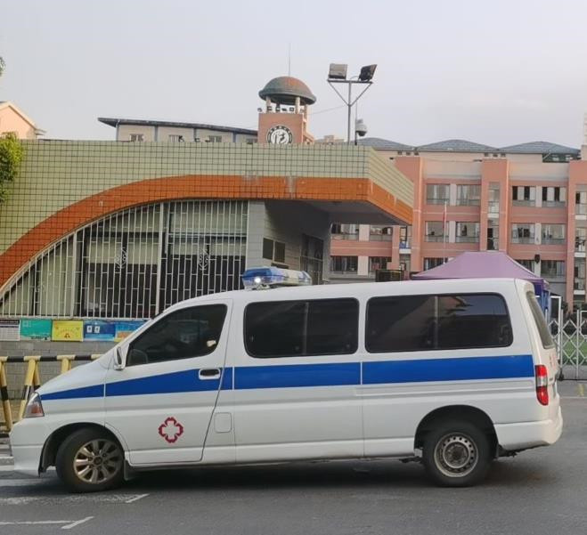 临海救护车出租护送骨折病人一公里多少钱